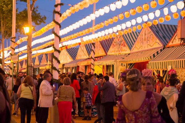 Calle decorada con farolillos en la Feria de Sevilla - ViajandoporSevilla.com